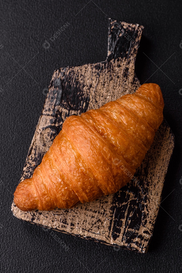 Imagem mostra um croissant, um tipo de viennoiserie de massa semi-folhada