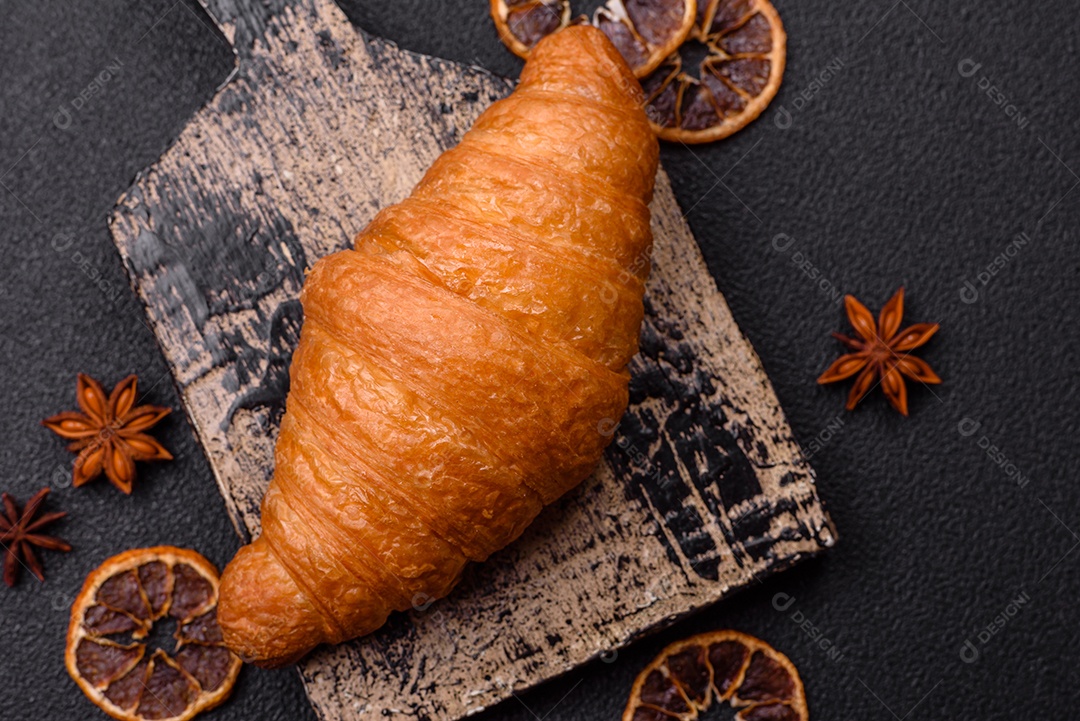 Imagem mostra um croissant, um tipo de viennoiserie de massa semi-