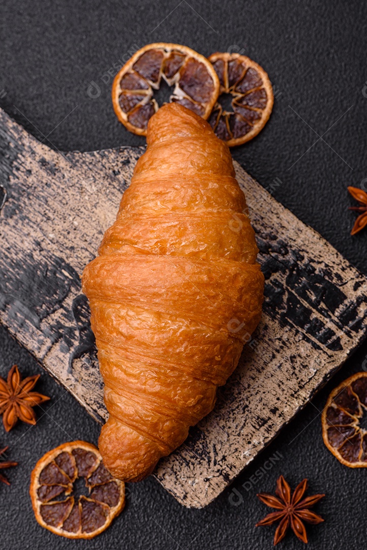 Imagem mostra um croissant, um tipo de viennoiserie de massa semi-folhada
