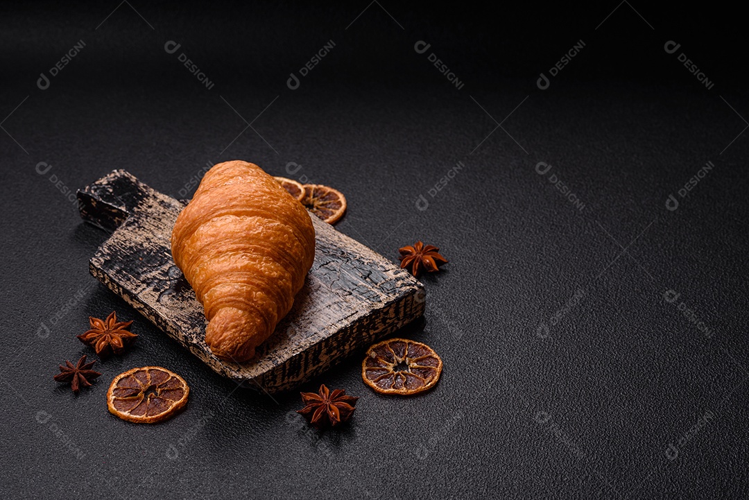 Imagem mostra um croissant, um tipo de viennoiserie de massa semi-folhada