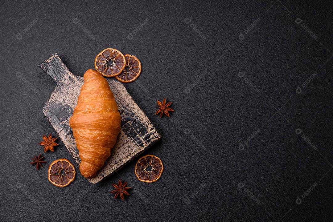 Imagem mostra um croissant, um tipo de viennoiserie de massa semi-folhada