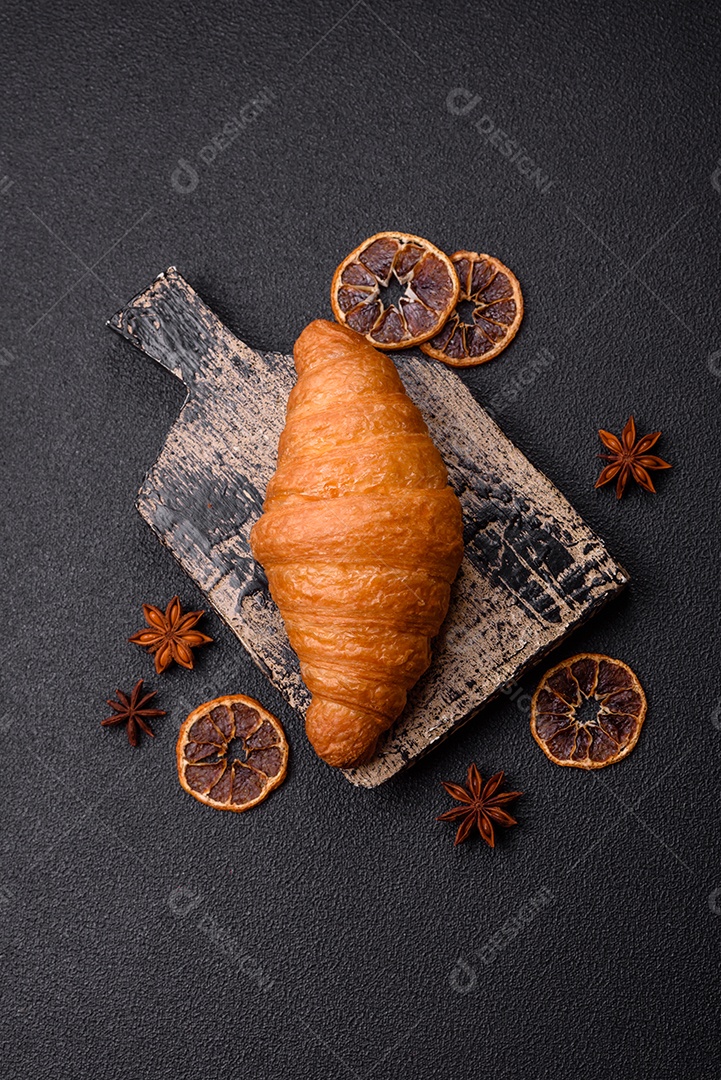 Imagem mostra um croissant, um tipo de viennoiserie de massa semi-folhada