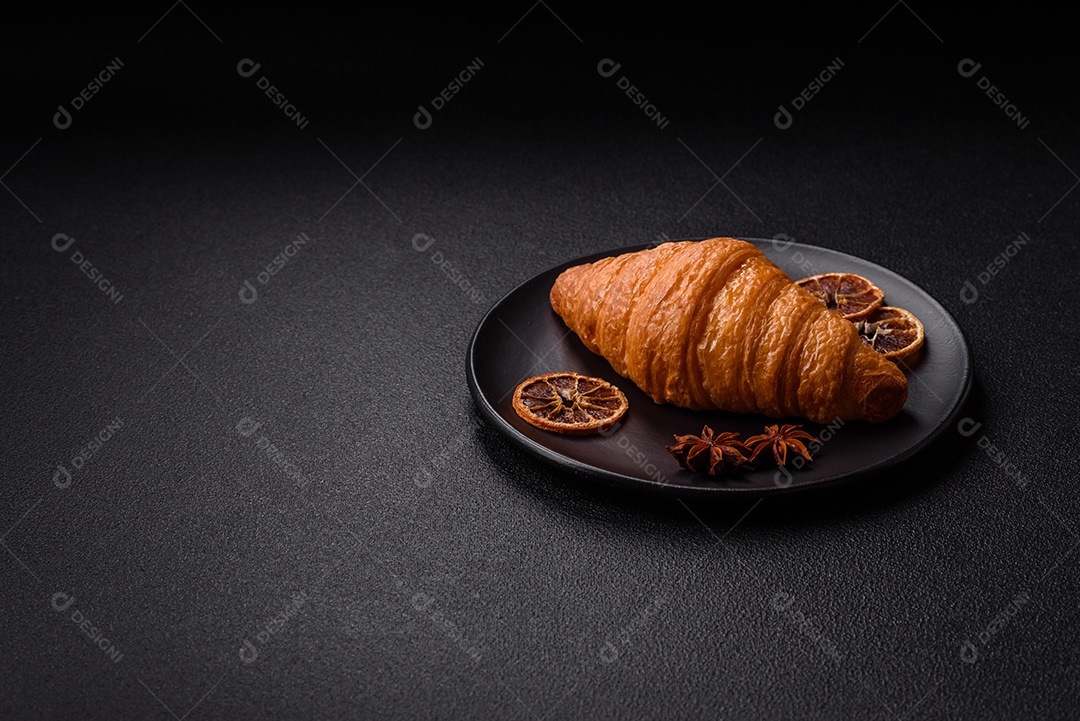 Imagem mostra um croissant, um tipo de viennoiserie de massa semi-folhada