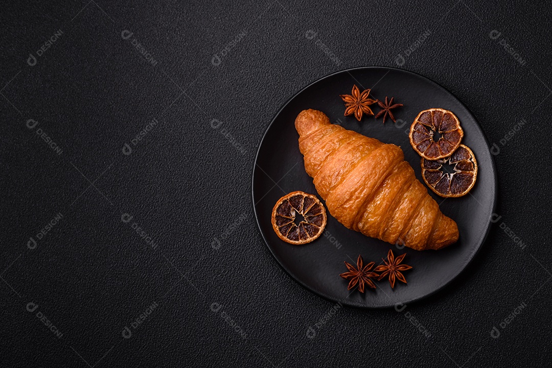 Imagem mostra um croissant, um tipo de viennoiserie de massa semi-folhada