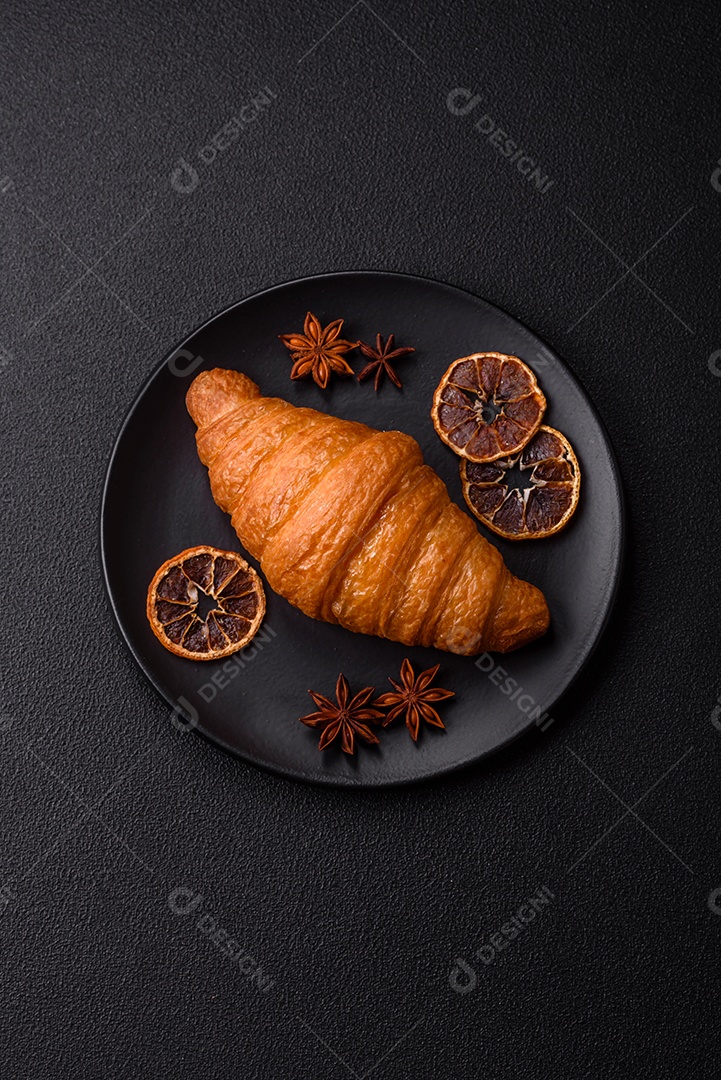 Imagem mostra um croissant, um tipo de viennoiserie de massa semi-folhada
