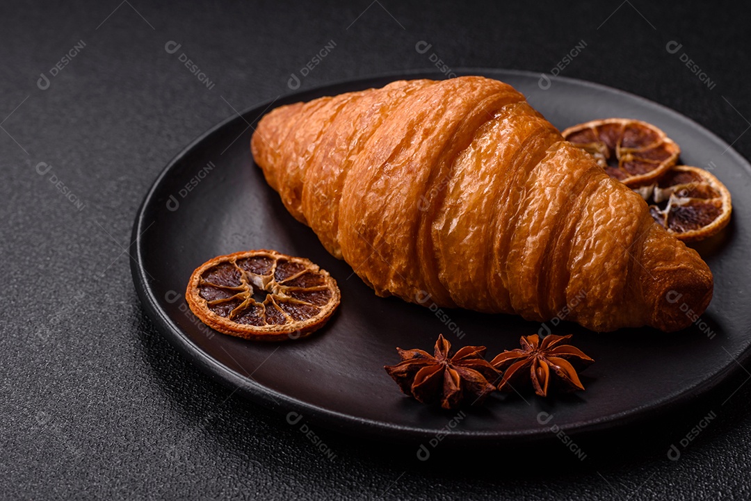 Imagem mostra um croissant, um tipo de viennoiserie de massa semi-folhada