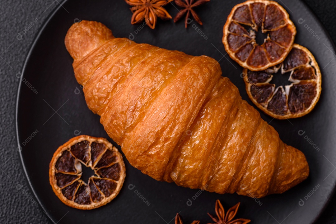 Imagem mostra um croissant, um tipo de viennoiserie de massa semi-folhada