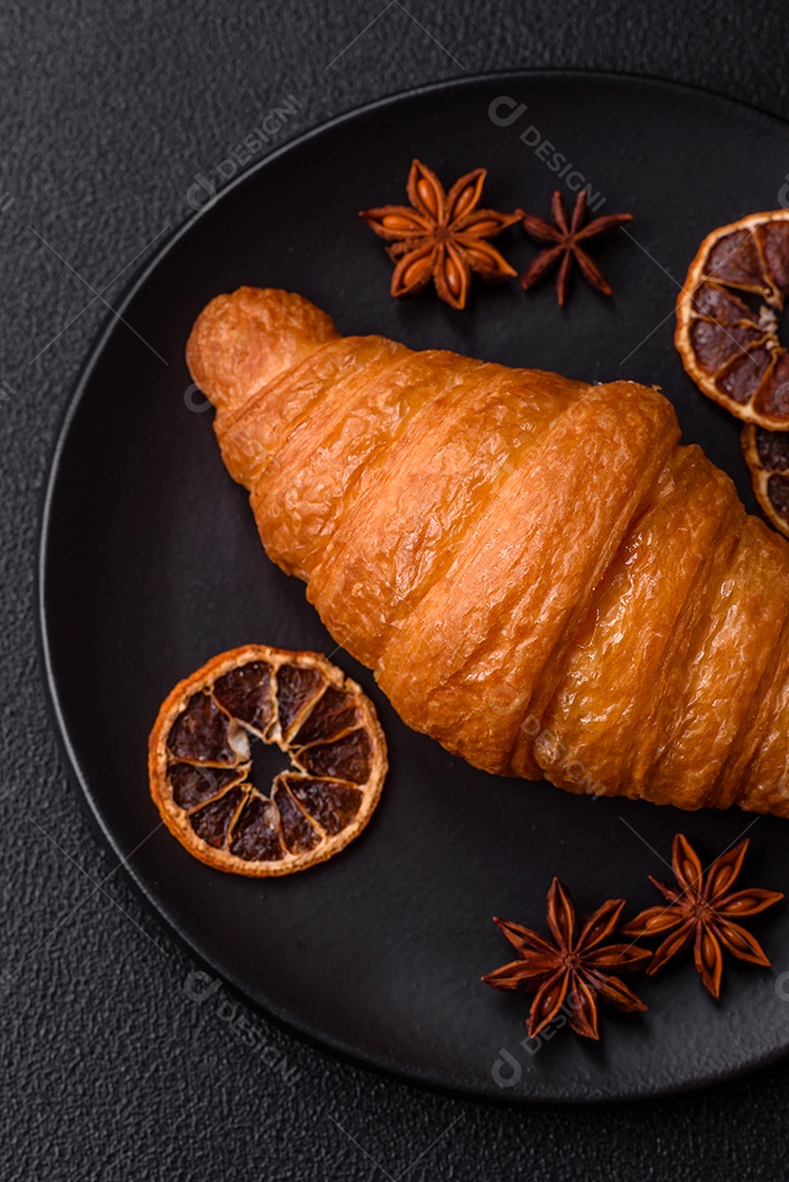 Imagem mostra um croissant, um tipo de viennoiserie de massa semi-folhada