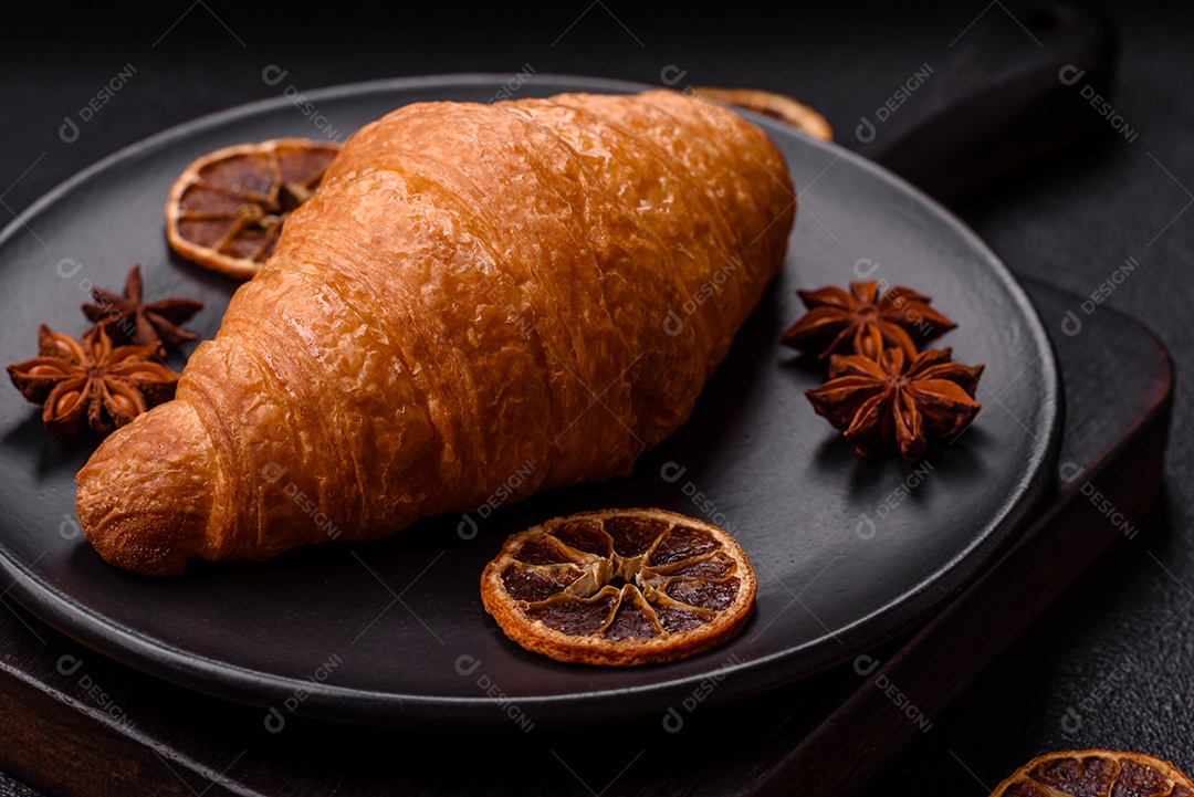 Imagem mostra um croissant, um tipo de viennoiserie de massa semi-folhada