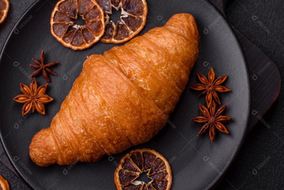 Imagem mostra um croissant, um tipo de viennoiserie de massa semi-folhada