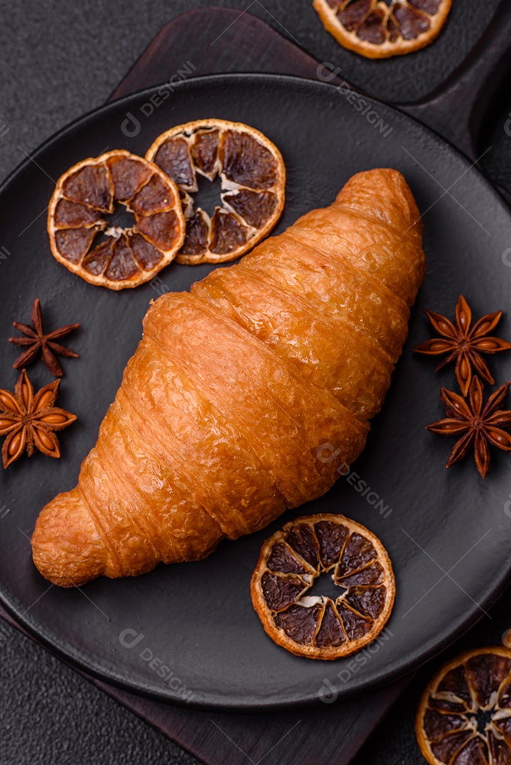 Imagem mostra um croissant, um tipo de viennoiserie de massa semi-folhada