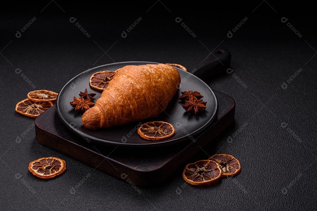 Imagem mostra um croissant, um tipo de viennoiserie de massa semi-folhada