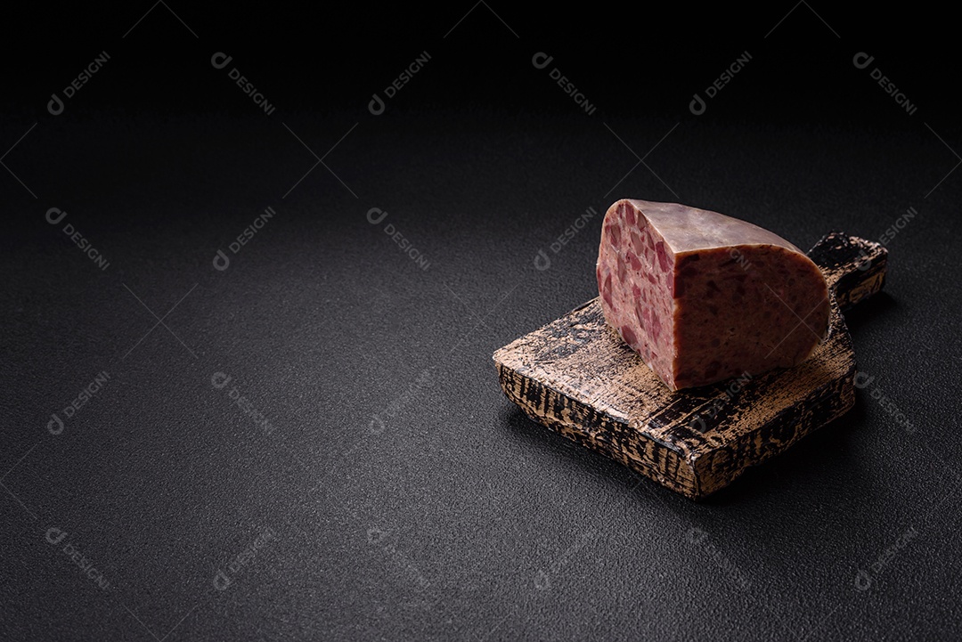 Saboroso filé em uma tábua de madeira