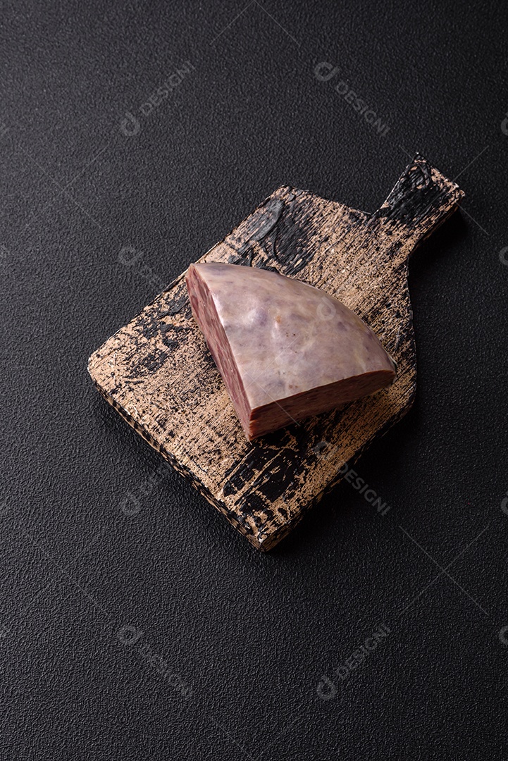 Saboroso filé em uma tábua de madeira