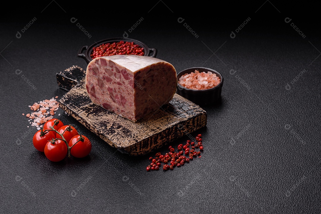 Saboroso filé em uma tábua de madeira