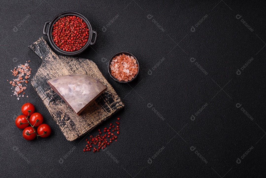 Saboroso filé em uma tábua de madeira