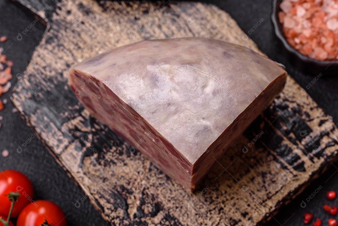 Saboroso filé em uma tábua de madeira