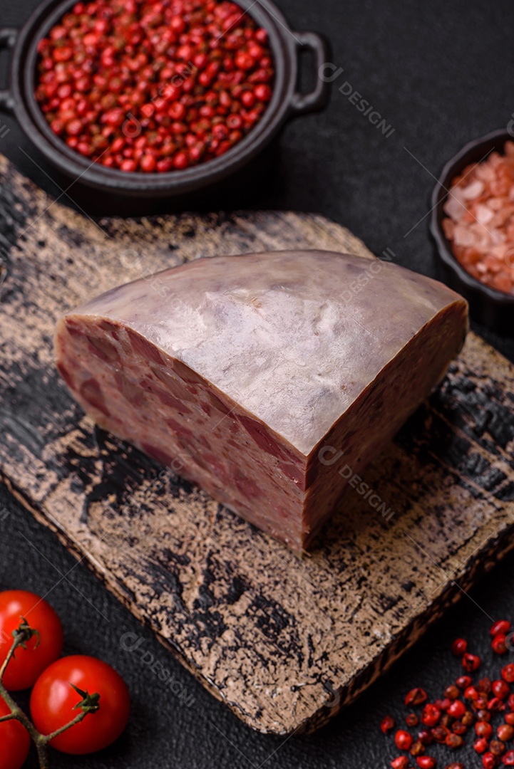 Saboroso filé em uma tábua de madeira