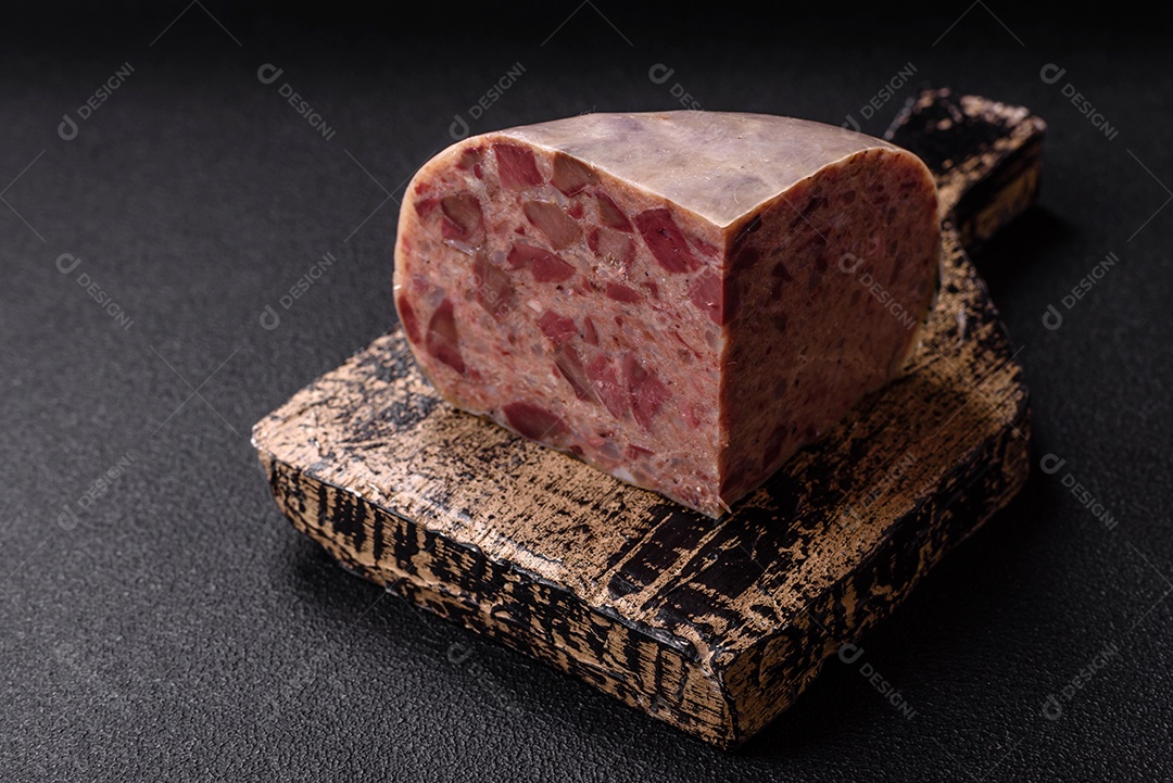 Saboroso filé em uma tábua de madeira