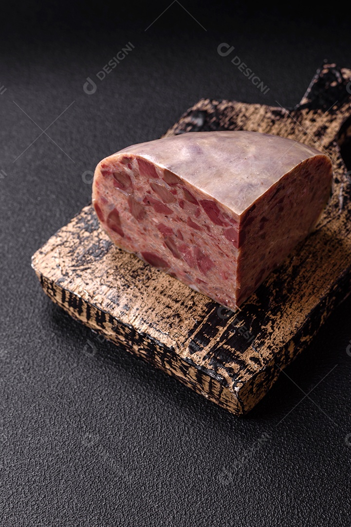 Fatias de Cabeça de Xara em uma mesa de concreto