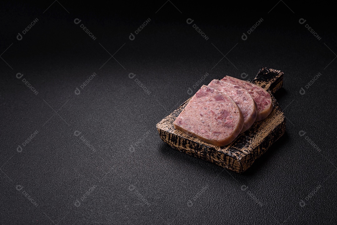 Fatias de Cabeça de Xara em uma mesa de concreto