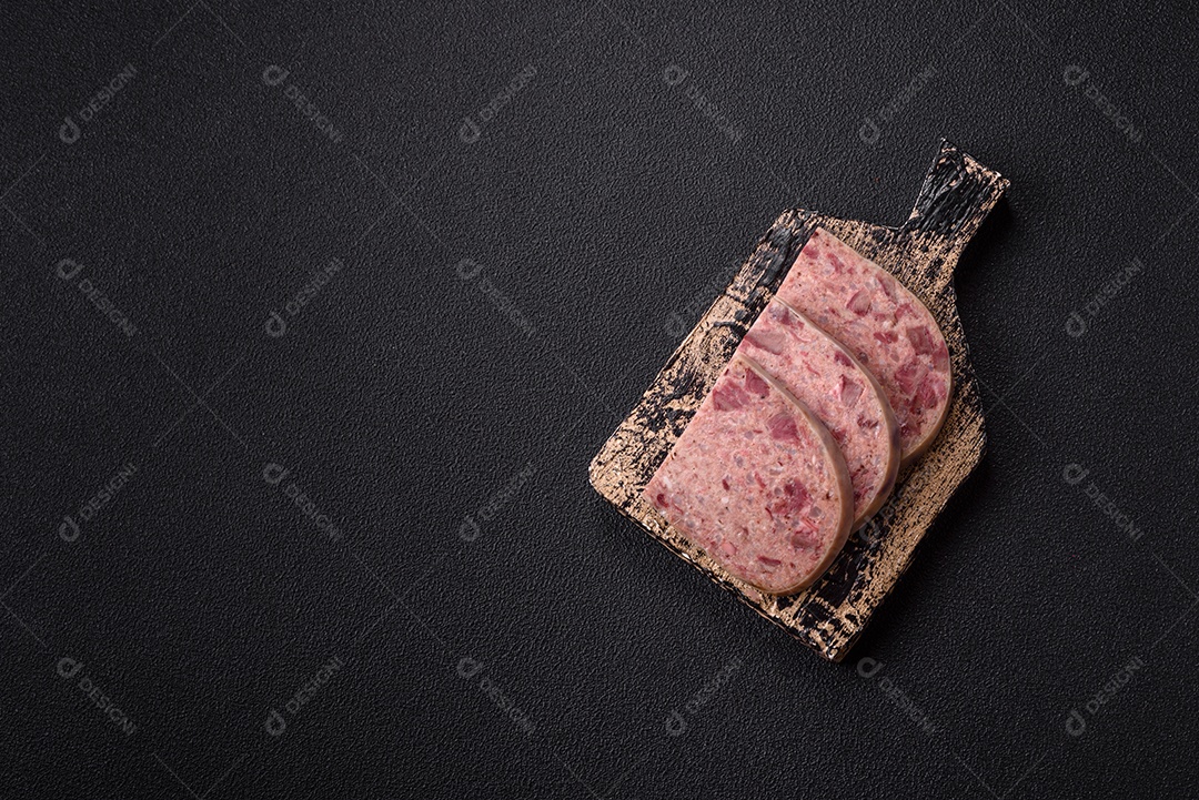 Fatias de Cabeça de Xara em uma mesa de concreto