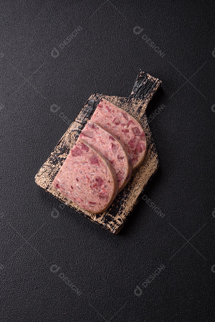 Fatias de Cabeça de Xara em uma mesa de concreto