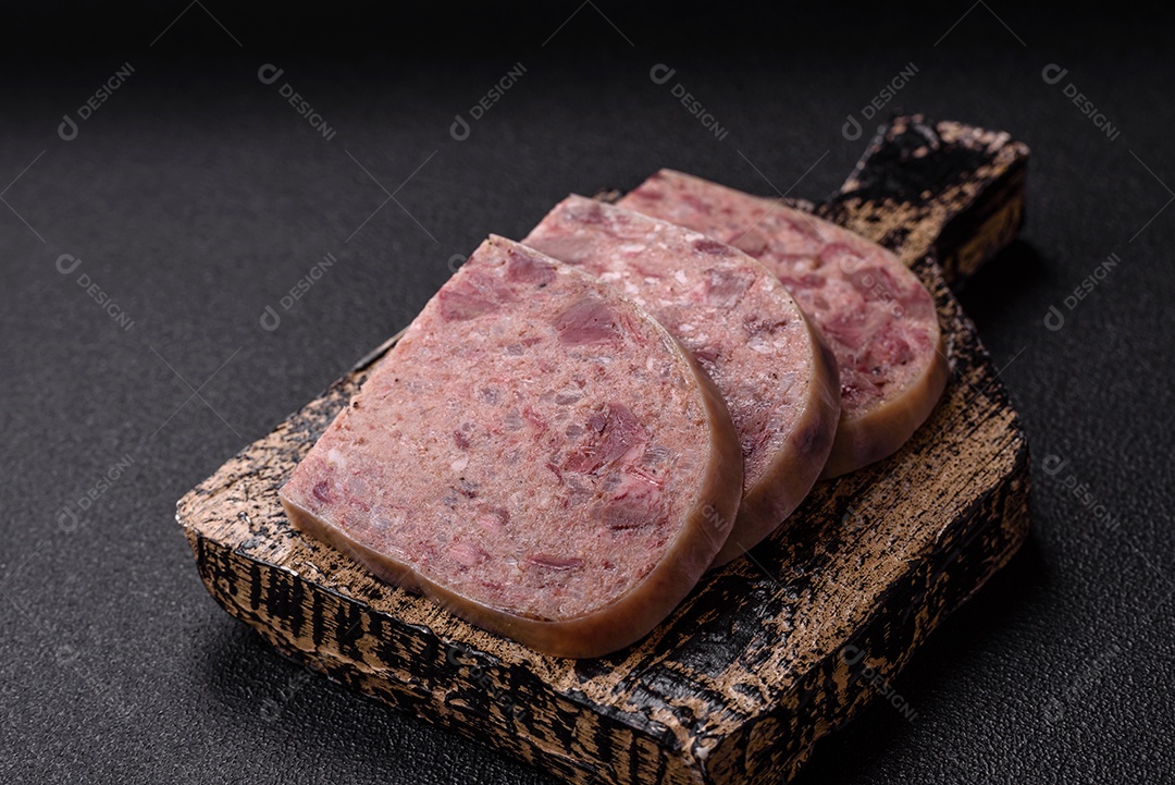 Fatias de Cabeça de Xara em uma mesa de concreto