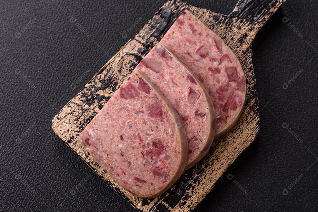 Fatias de Cabeça de Xara em uma mesa de concreto