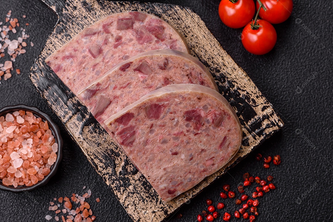 Fatias de Cabeça de Xara em uma mesa de concreto