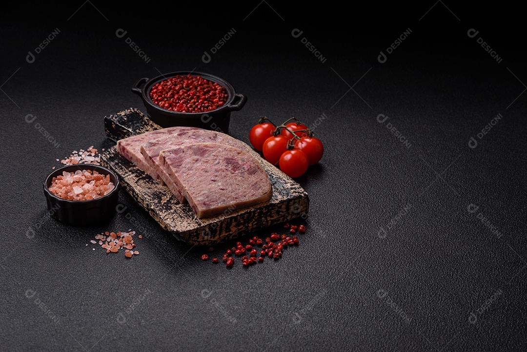 Fatias de Cabeça de Xara em uma mesa de concreto