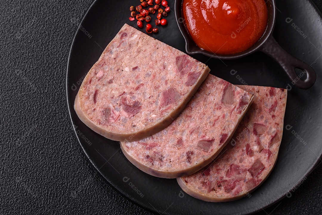 Fatias de Cabeça de Xara em uma mesa de concreto
