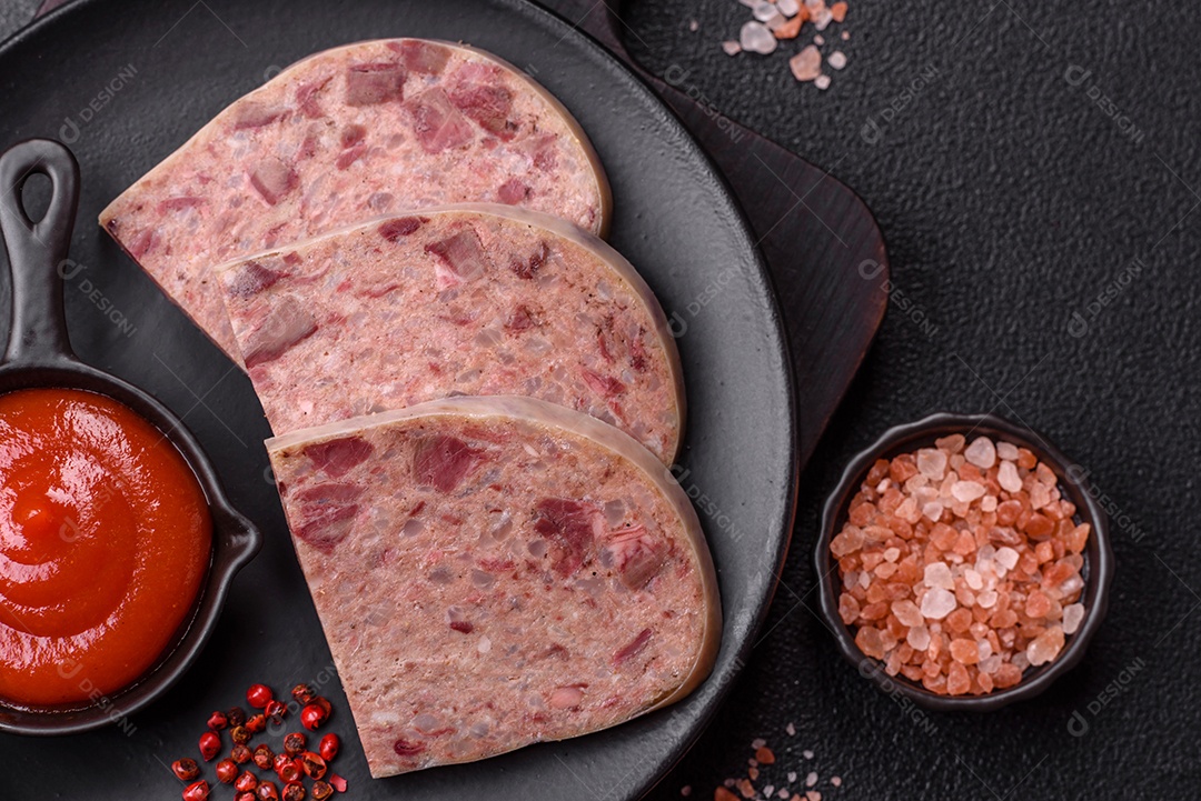 Fatias de Cabeça de Xara em uma mesa de concreto