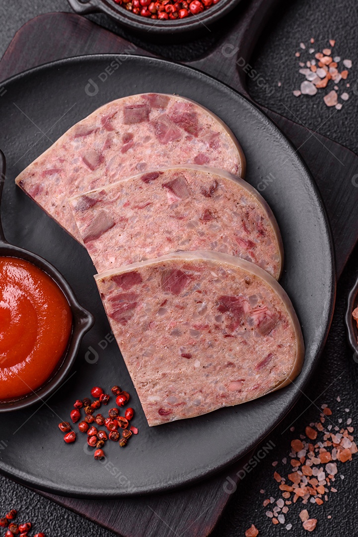 Fatias de Cabeça de Xara em uma mesa de concreto