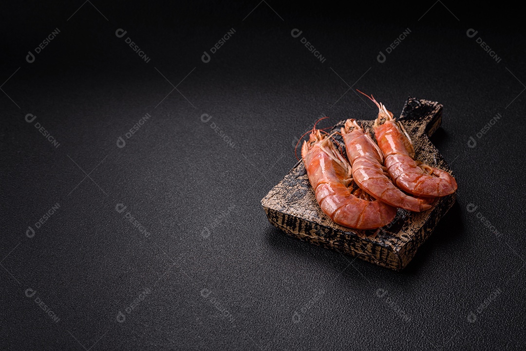 Camarões frescos em uma tábua de madeira