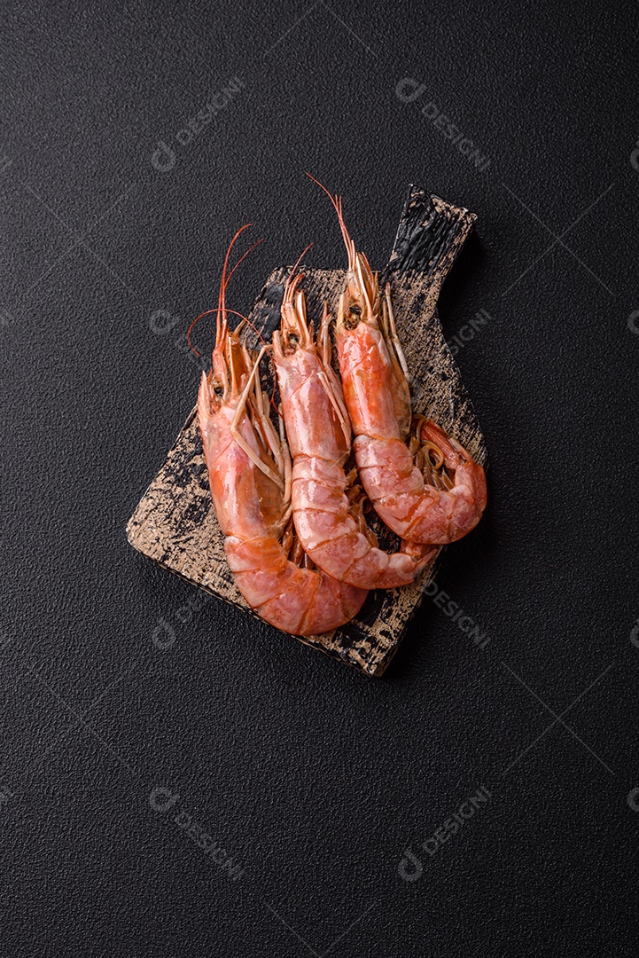 Camarões frescos em uma tábua de madeira