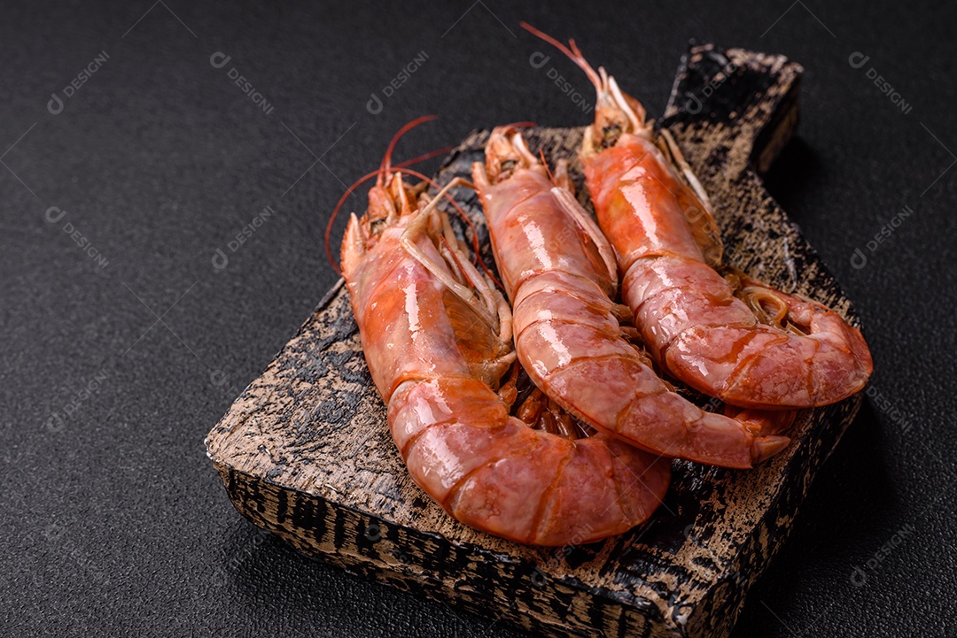 Camarões frescos em uma tábua de madeira