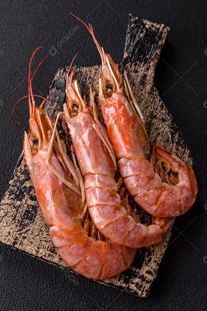 Camarões frescos em uma tábua de madeira
