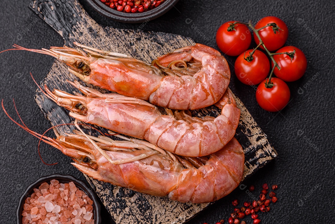 Camarões frescos em um prato