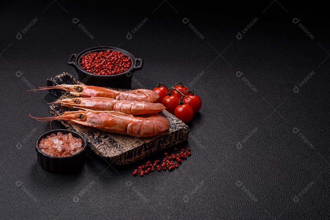 Camarões frescos em um prato