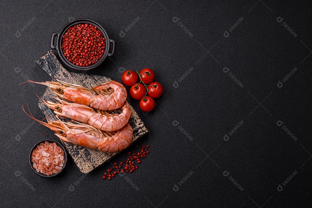 Camarões frescos em um prato