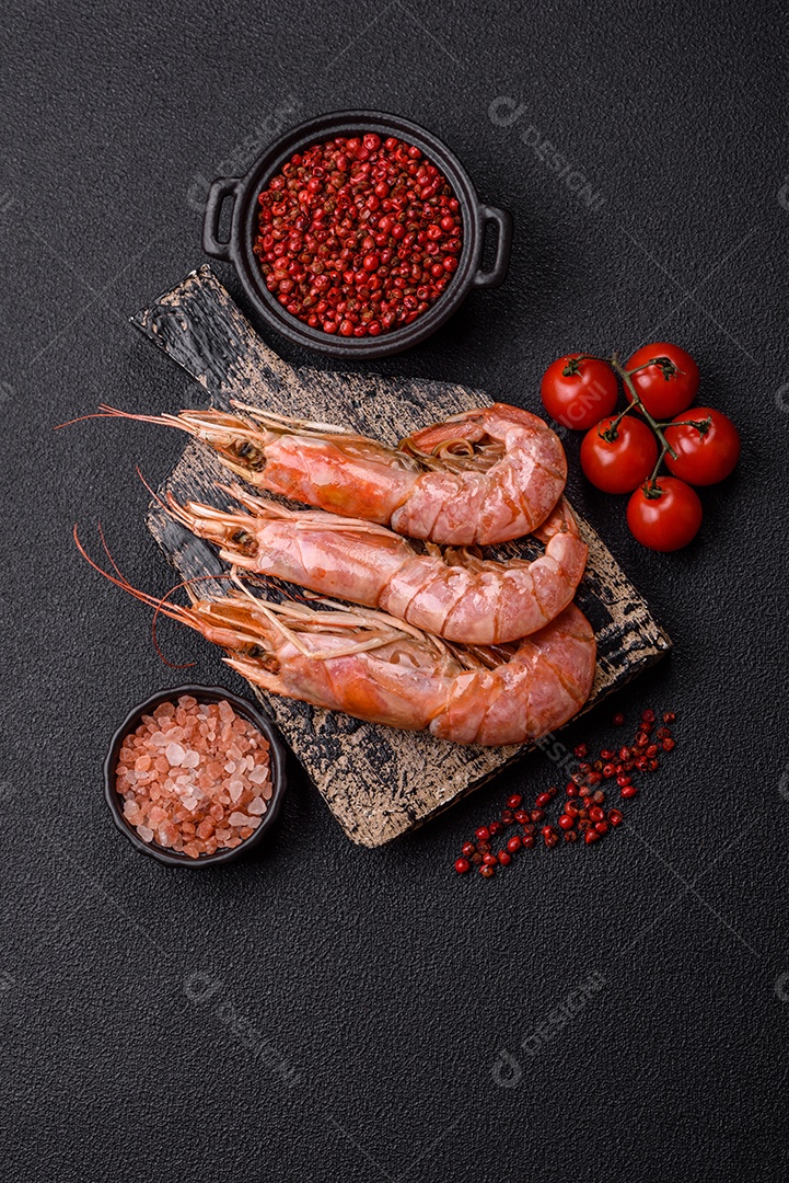 Camarões frescos em um prato