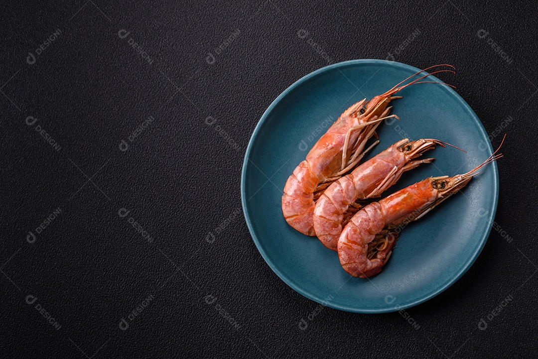 Camarões frescos em um prato
