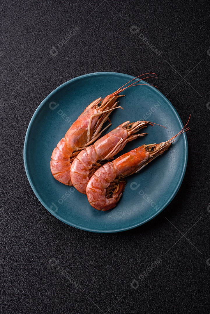 Camarões frescos em um prato