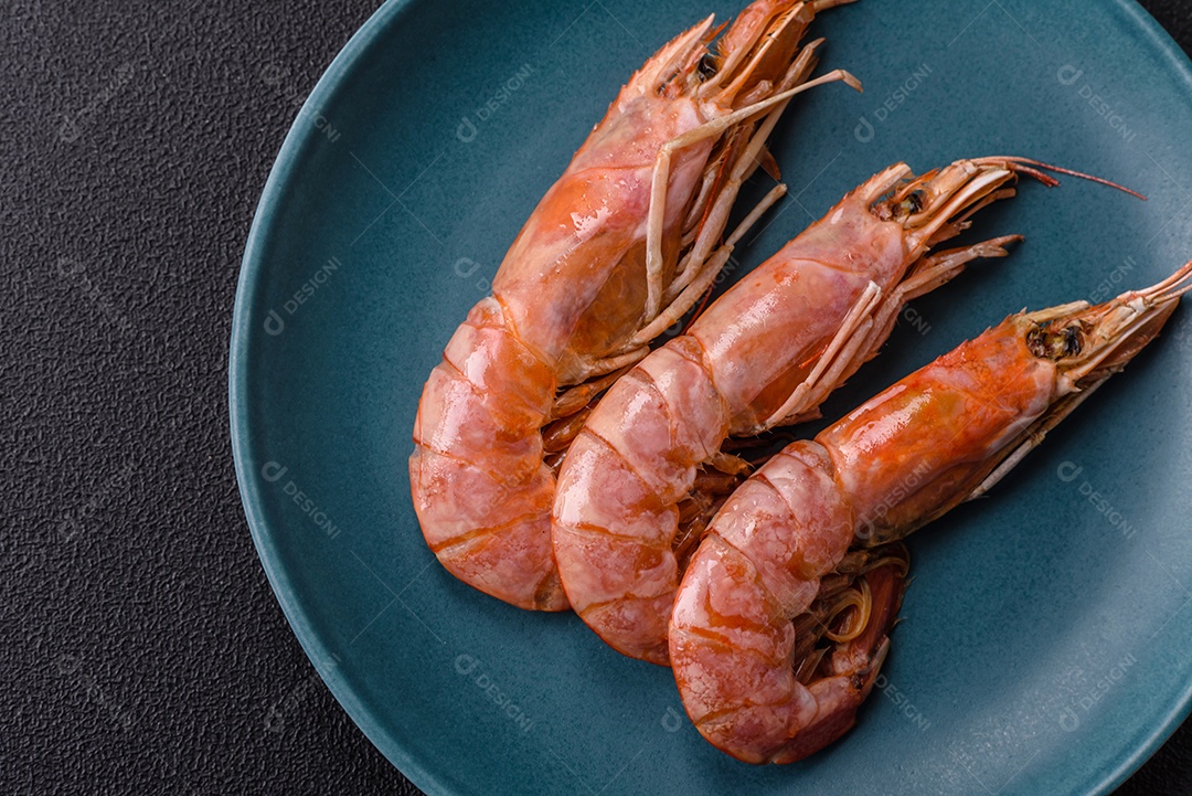 Camarões frescos em um prato
