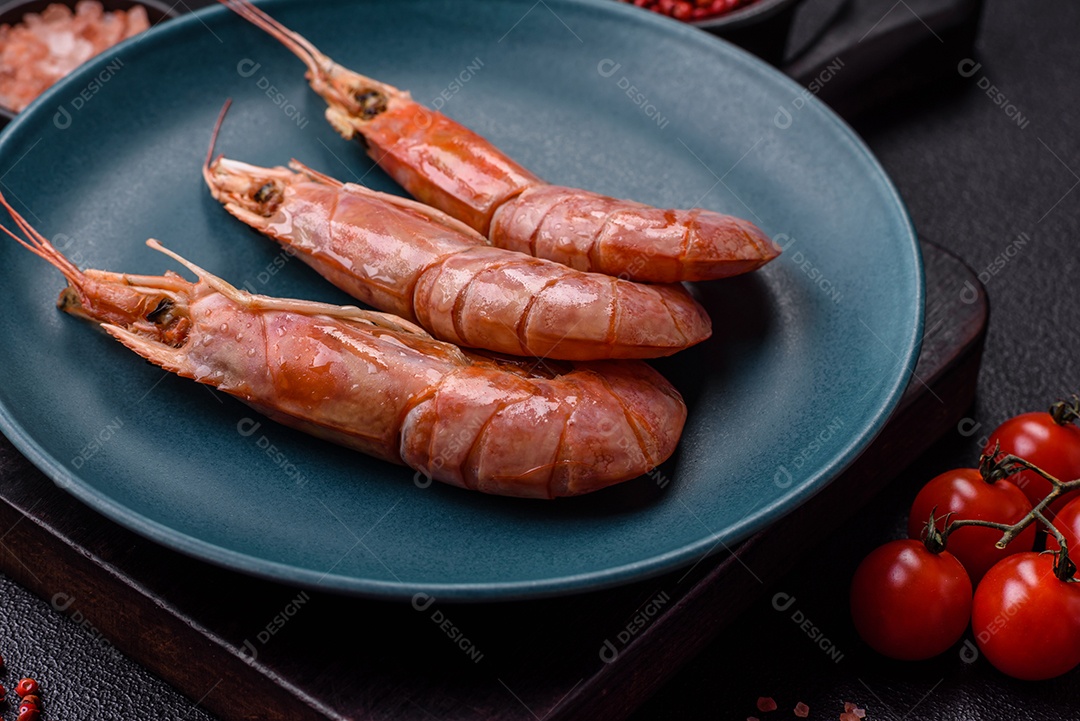 Camarões frescos em um prato