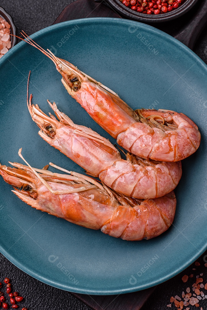 Camarões frescos em um prato