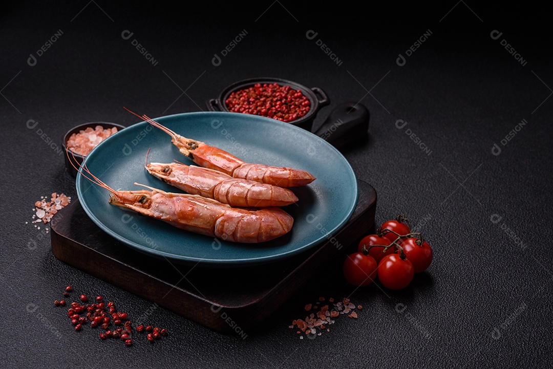 Camarões frescos em um prato