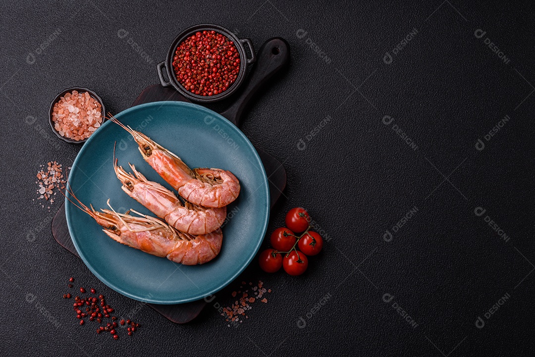 Camarões frescos em um prato