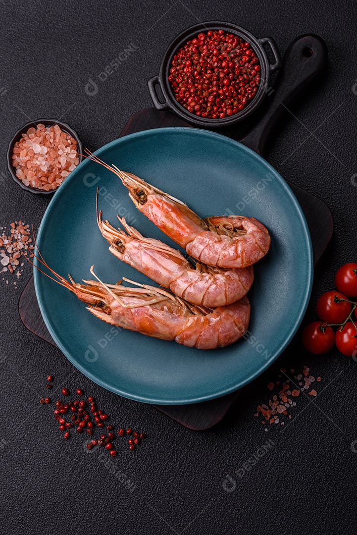 Camarões frescos em um prato